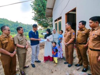 Penyerahan rumah oleh Pj Walikota Payakumbuh