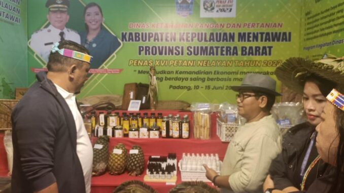 Pj Bupati Mentawai Kunjungi Stand Dinas Ketahanan Pangan dan Pertanian Kab. Kep Mentawai Di Acara Penas XVI