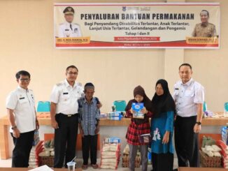 Pj. Wako Rida Ananda Serahkan Bantuan Untuk Warga Terlantar