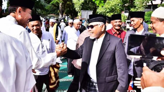 Wakil Wali Kota Sawahlunto menyalami jamaah usai Shalat Idul Adha