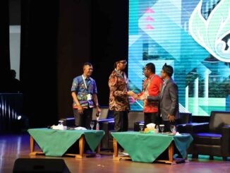 Wako Bukittinggi Erman Safar saat menerima penghargaan