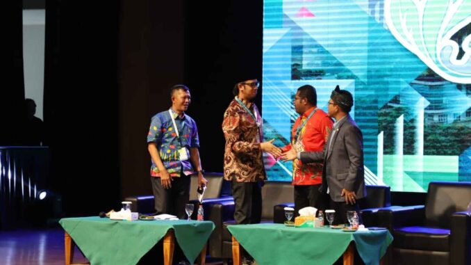 Wako Bukittinggi Erman Safar saat menerima penghargaan