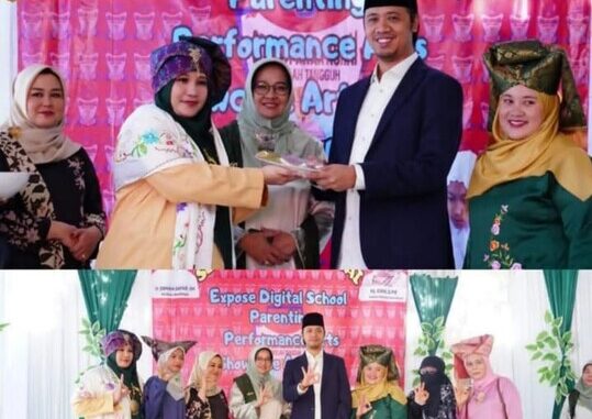 Wako Erman Safar Serahkan Bantuan Chromebook dan Laptop SDN 03 Pakan Kurai Bukittinggi