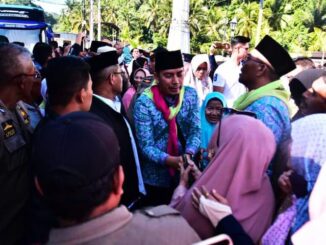 Wali Kota Sawahlunto Deri Asta menyalami masyarakat