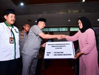 Wali Kota Sawahlunto menyerahkan Zakat disaksikan oleh Ketua BAZNas Kota Sawahlunto