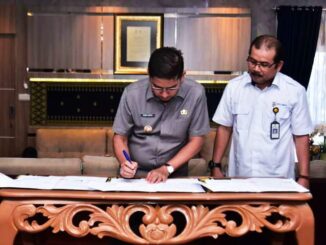 Wali Kota Sawahlunto saat menandatangani penyerahan SPAM