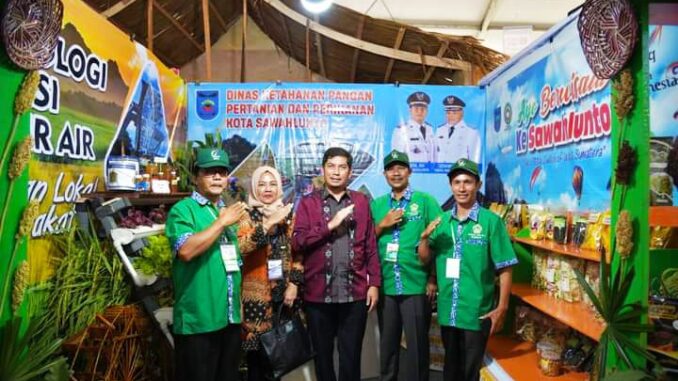 Wali Kota dan Kepala DKP3 Kota Sawahlunto mengunjungi Stand Pameran