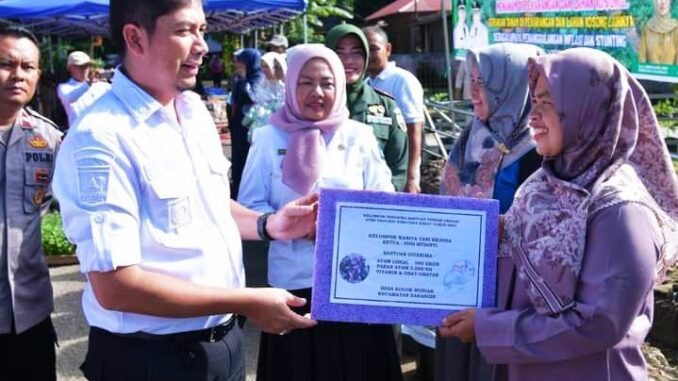 Wali Kota dan Kepala Dinas Ketahanan Pangan, Pertanian dan Perikanan dalam Gerakan Tanam