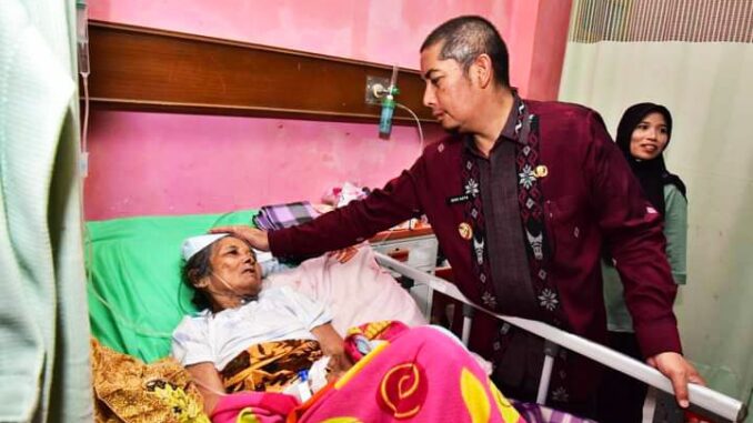 Belaian Tangan H. Deri Asta pada Orang Tua yang sedang sakit