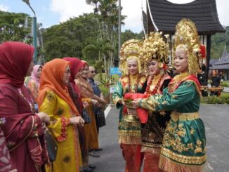 Bunda Paud Pusat dan rombongan disambut sirih di Carano saat berkunjung ke PDIKM Padang Panjang.