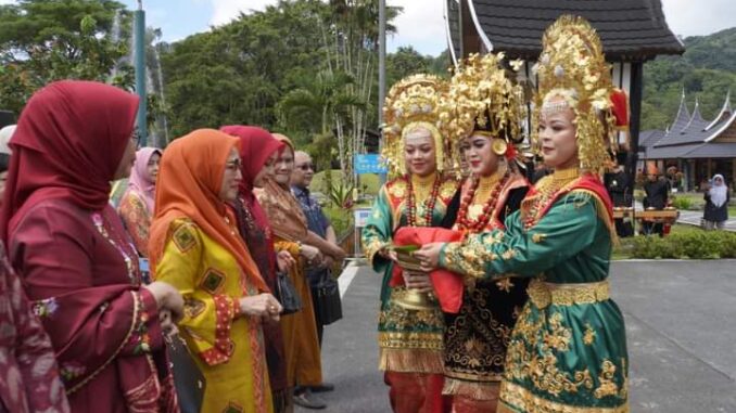 Bunda Paud Pusat dan rombongan disambut sirih di Carano saat berkunjung ke PDIKM Padang Panjang.