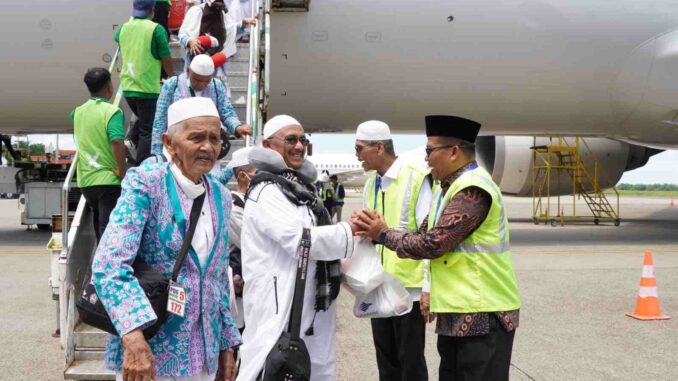 Bupati Safaruddin Sambut Kepulangan Jemaah Haji