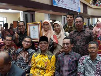 Bupati Safaruddin Terima Penghargaan Tokoh Penggerak Koperasi Madya