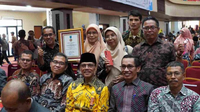 Bupati Safaruddin Terima Penghargaan Tokoh Penggerak Koperasi Madya