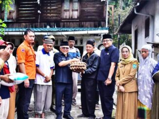 Camat Silungkang, warga Silungkang Tigo, Wakil Wali Kota menyerahkan bantuan, Anggota DPRD dan Sekda Kota Sawahlunto