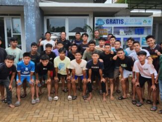 Donny Chaniago bersama Tim SSB Remaja Tarusan