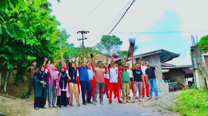 Foto bersama Polres Sawahlunto bersama Masyarakat dan Mahasiswa KKN UNP Peduli Lingkungan