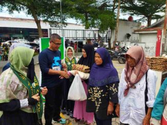 PJ Wako Payakumbuh saat pembagian sembako dari Yayasan KZN