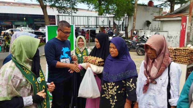 PJ Wako Payakumbuh saat pembagian sembako dari Yayasan KZN