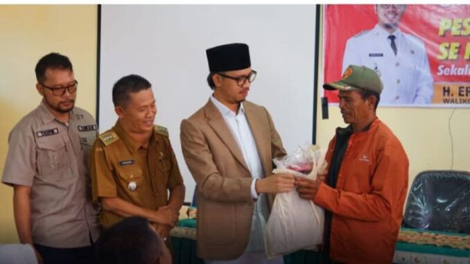 Perangkat Kelurahan Tarok Dipo menerima paket bantuan perlengkapan harian dari Wako Erman Safar