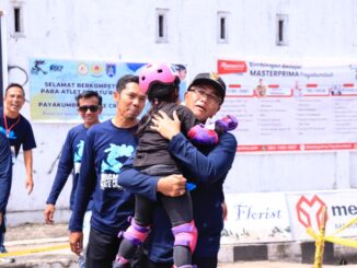 Pj. Wali Kota Payakumbuh Lari Kedalam Arena Lomba Menyelamatkan Peserta Kategori U-6 Putri Yang Terjatuh