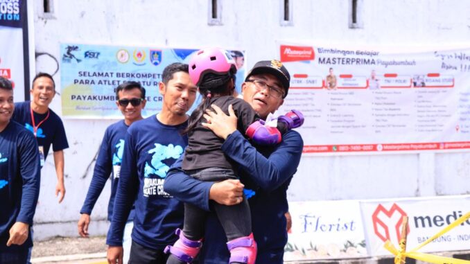 Pj. Wali Kota Payakumbuh Lari Kedalam Arena Lomba Menyelamatkan Peserta Kategori U-6 Putri Yang Terjatuh