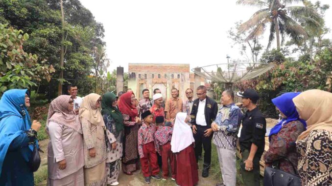 Pj.Wako Payakumbuh serahkan bantuan untuk korban kebakaran di Kelurahan Padang Tangah Payobadar