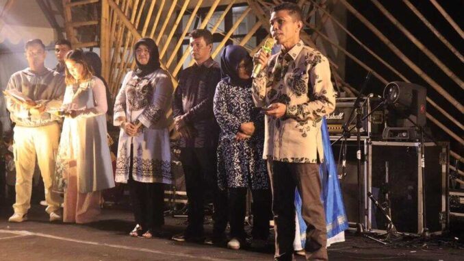 Puncak festival batuang berlangsung meriah.