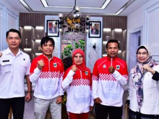 Sekda Kota Sawahlunto didampingi Kepala Dinas Kominfo Melepas Kontingen KORPRI di Semarang