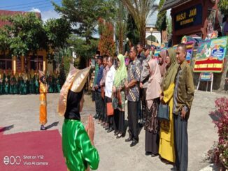 Tim Penilai provinsi disambut dengan tari pasambahan oleh siswa SD Situmbuak binaan LPM Nagari Situmbuak