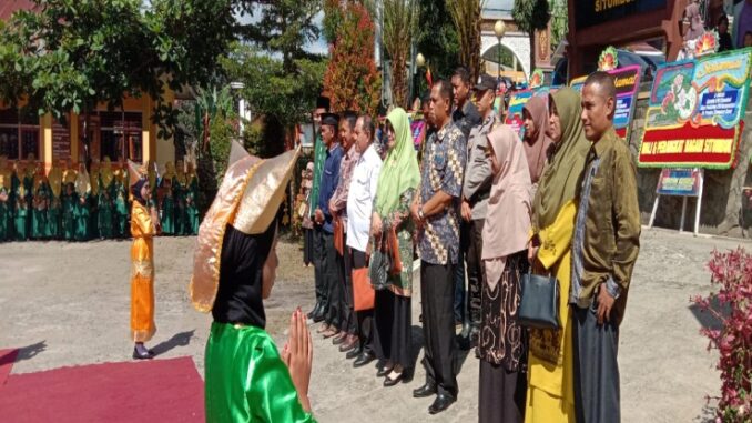 Tim Penilai provinsi disambut dengan tari pasambahan oleh siswa SD Situmbuak binaan LPM Nagari Situmbuak