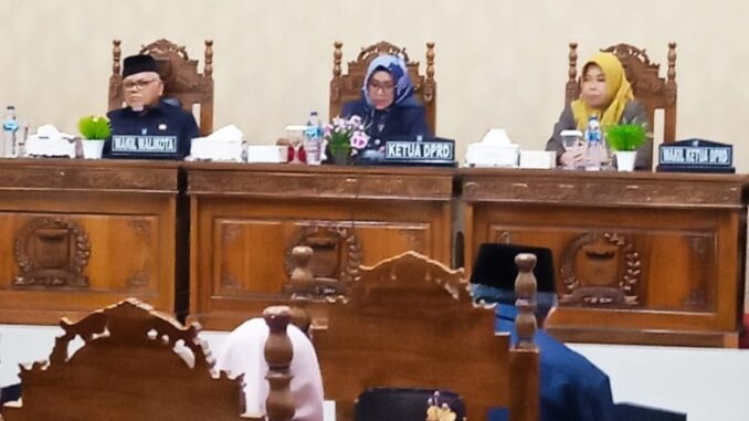 Wakil Wali Kota Sawahlunto didampingi oleh Pimpinan DPRD Kota Sawahlunto