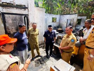 Wakil Wali Kota Sawahlunto menyaksikan Rumah yang terbakar