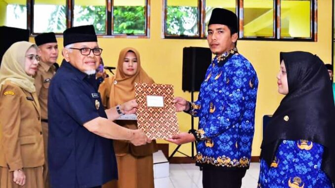 Wakil Wali Kota Sawahlunto saat menyerahkan Surat Keputusan kepada Salah Satu Guru PPPK