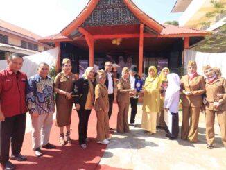 Wali Kota Payakumbuh menyambut baik niat drg. Devya Linda bersama rombongan organisasi Padusi Rancak ingin berbagi kebahagiaan dengan masyarakat Payakumbuh dan sekolahnya.