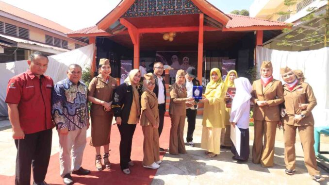 Wali Kota Payakumbuh menyambut baik niat drg. Devya Linda bersama rombongan organisasi Padusi Rancak ingin berbagi kebahagiaan dengan masyarakat Payakumbuh dan sekolahnya.