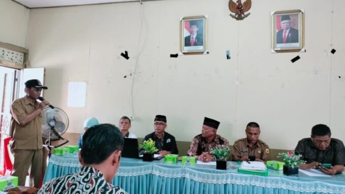 Wali Nagari Situmbuk Efi Mardian Dt,Majo Kajo sedang memamaparkan kegiatan LPM nagari bersama wali nagari dihadapan tim penilai