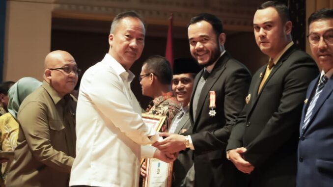 Walikota Fadly Amran menerima penghargaan dari Menteri Perindustrian RI, Agus Gumiwang Kartasasmita
