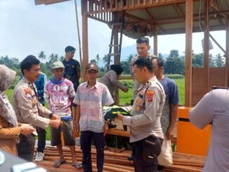 Bhabinkamtibmas Parik Muko Aia Aiptu Doni Sandra Bangun Poskamling dari Hasil Ngojek dan Uang Gaji