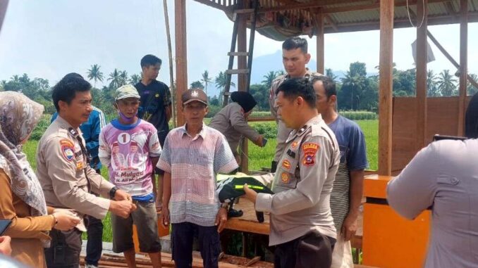 Bhabinkamtibmas Parik Muko Aia Aiptu Doni Sandra Bangun Poskamling dari Hasil Ngojek dan Uang Gaji