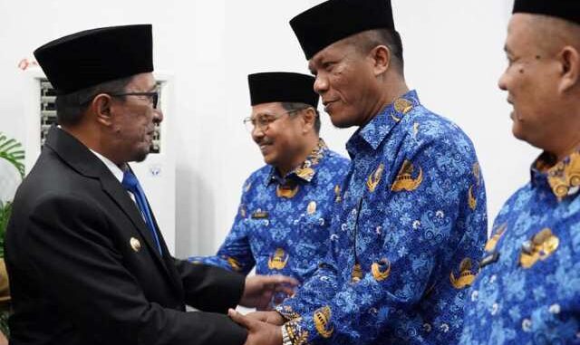 Bupati Eka Putra sedang menyalami Drs.Mukhlis usai dilantik