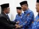 Bupati Eka Putra sedang menyalami Drs.Mukhlis usai dilantik