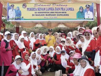 Bupati Puji Gerakan Senam Sehat Lansia dan Pralansia di Baruah Gunuang.