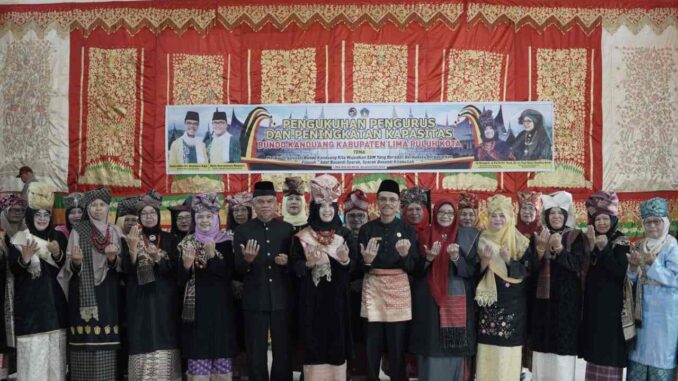 Bupati Safaruddin pada acara Pelantikan Organisasi Bundo Kanduang Limapuluh Kota.