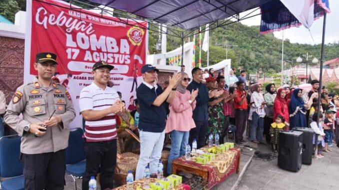 Foto dari kiri Kapolsek Muaro Kalaban, Anggota DPRD, Wali Kota, Ketua TP.PKK Kota Sawahlunto