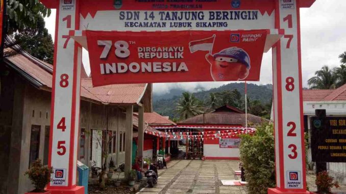 Gerbang SDN 14 Tanjung Beringin dalam rangka menyabut HUT RI Ke-78