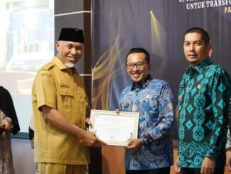 Gubernur Sumbar Mahyeldi Ansharullah menyerahkan penghargaan kepada Bupati Eka Putra