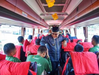 H. Zohirin Sayuti lepas keberangkatan Kontingen Kota Sawahlunto ke Cibubur menggunakan Bus Pangeran