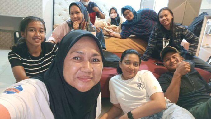 Irawati Moerid bersama atlet tenis senior Babel