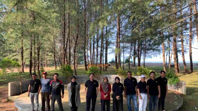 Jalan Pagi Bersama Milenial, Bacabup Pessel Bakri Maulana Nikmati Indahnya Pantai Tan Sridano